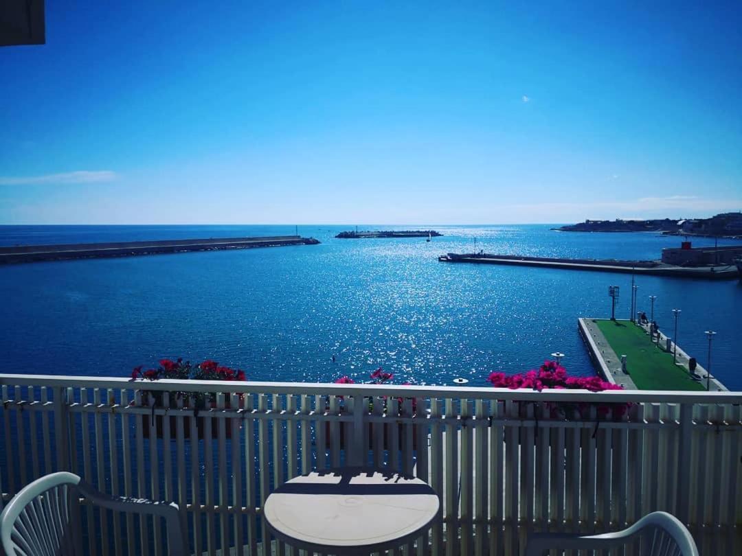 B&B La Baia Sea Rooms Бішельє Екстер'єр фото